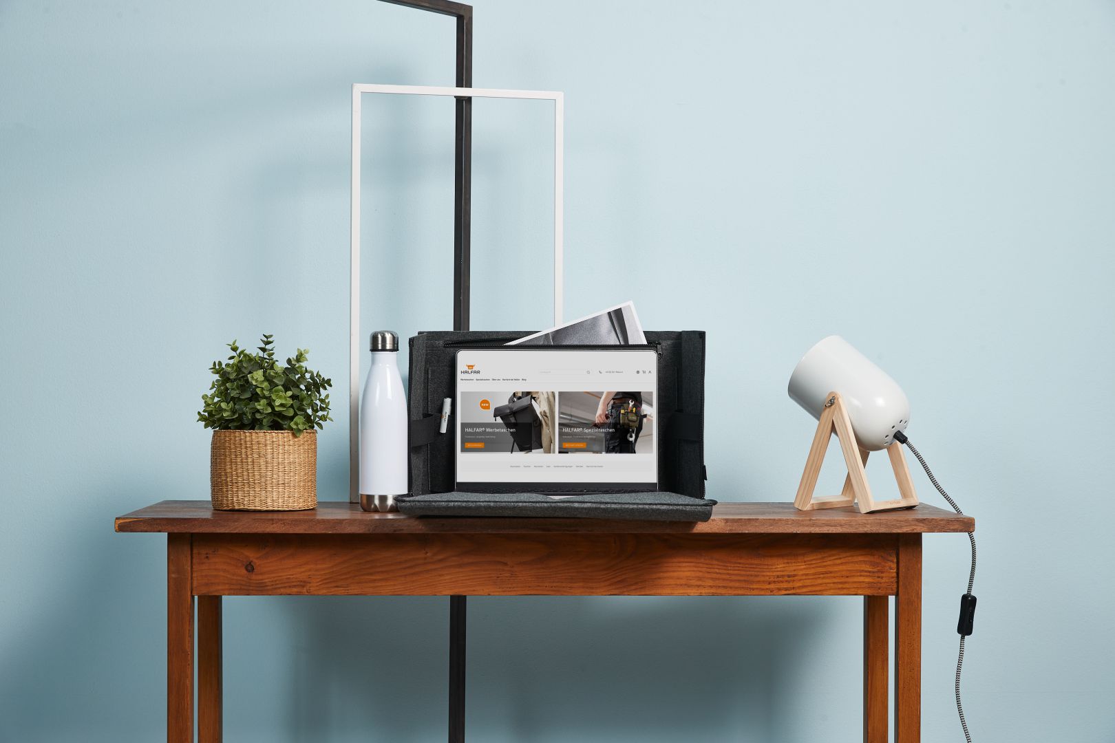 Mobile workstation with a laptop and the HALFAR® Organiser PROFESSIONAL