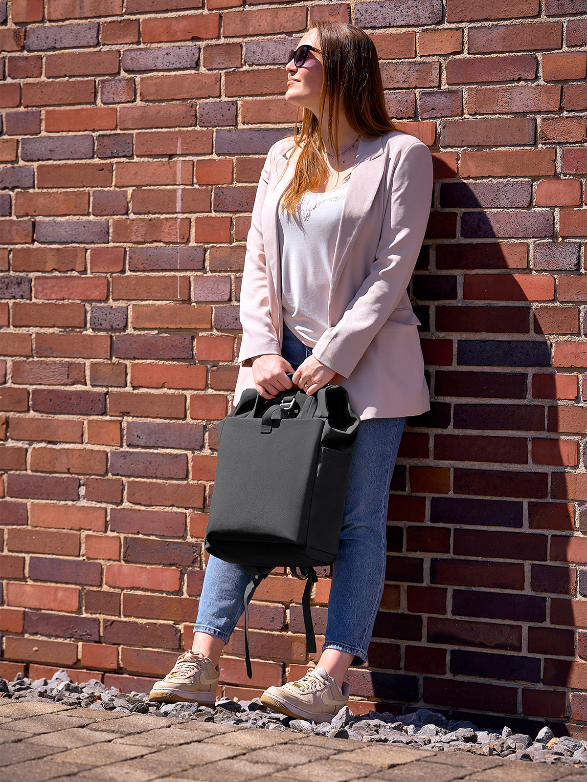 Rucksack METRO schwarz mit Model