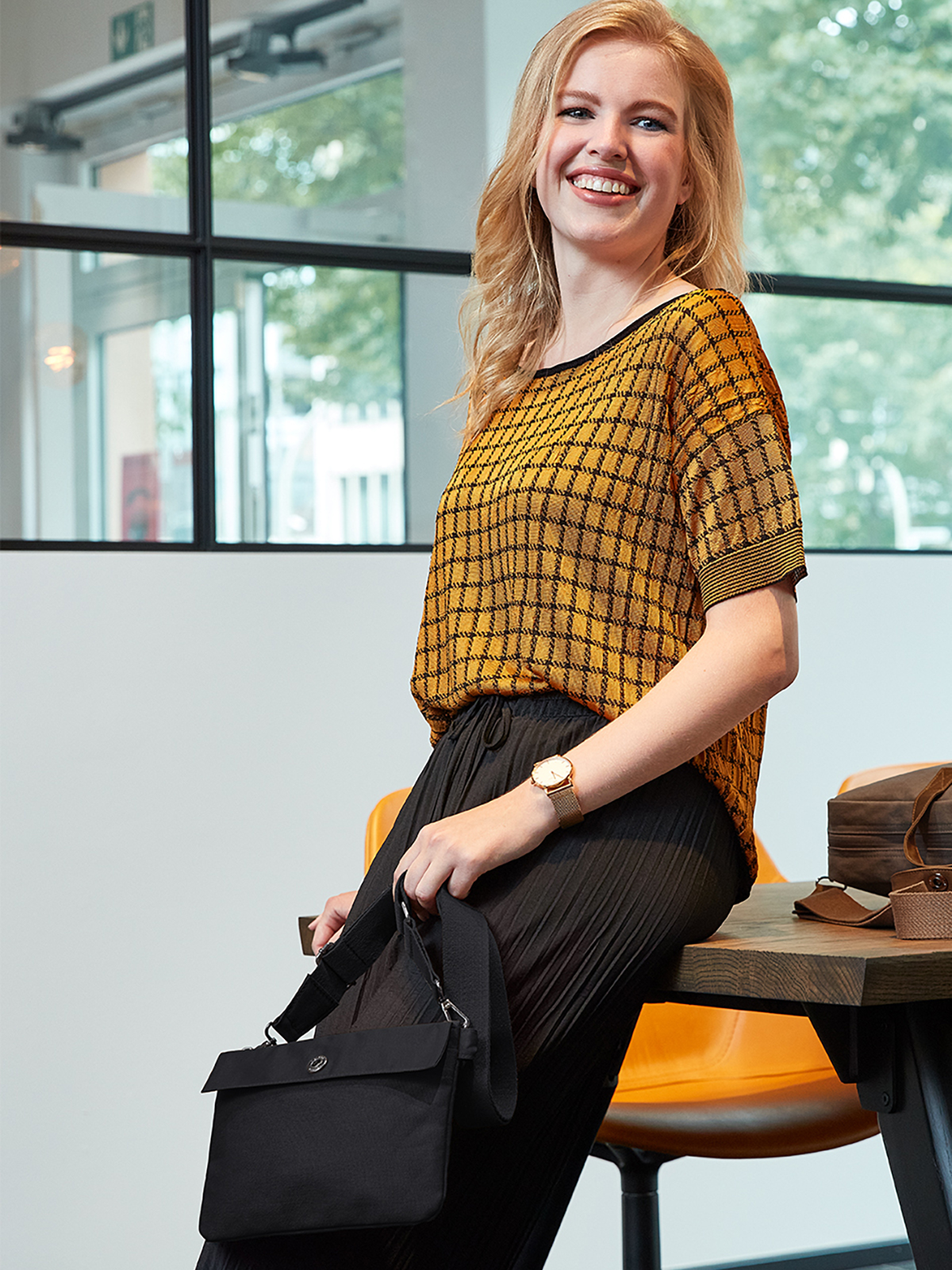 zipper bag LIFE black-black featuring a model