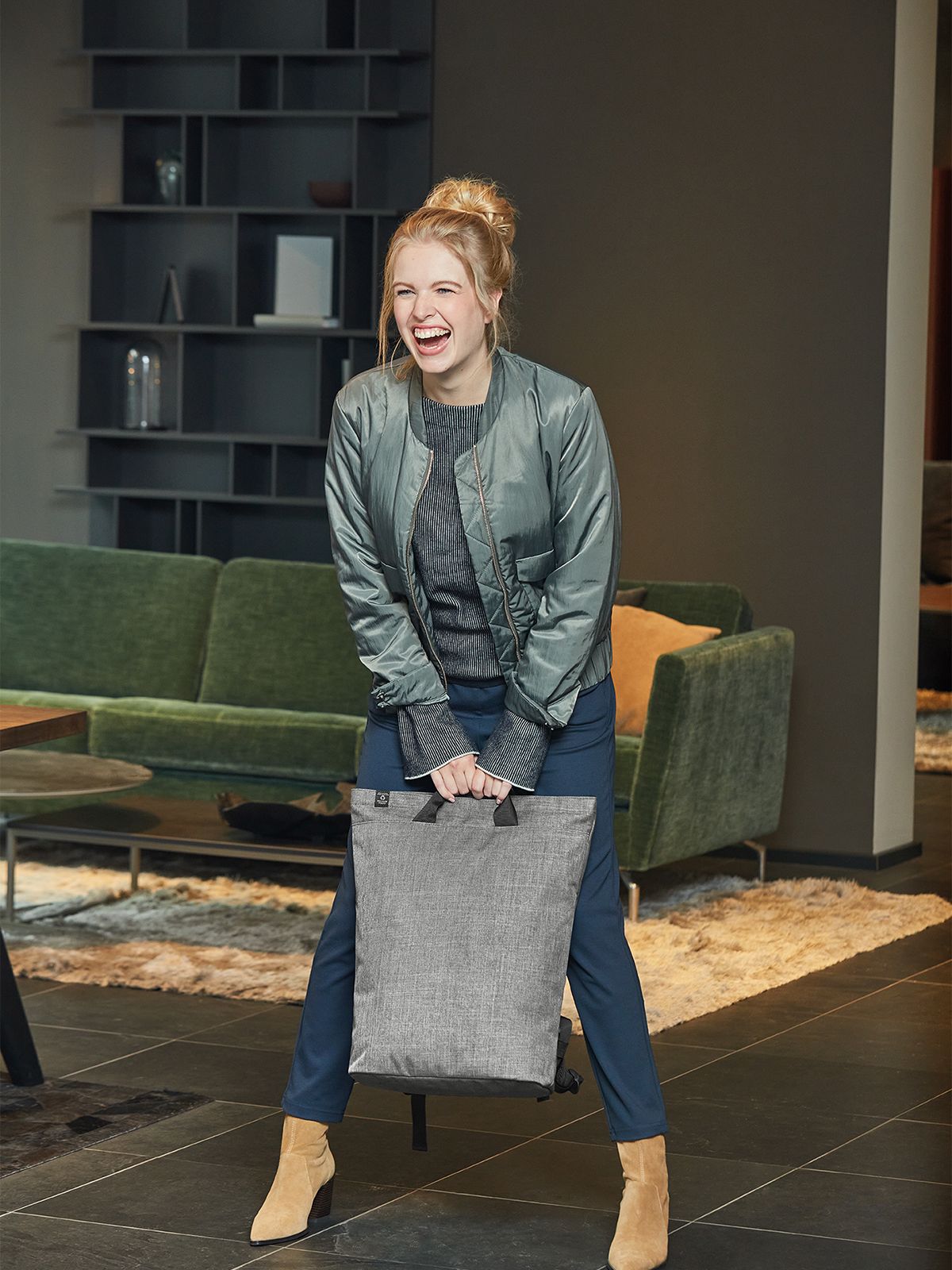 Laptop-Rucksack EUROPE hellgrau-meliert mit Model