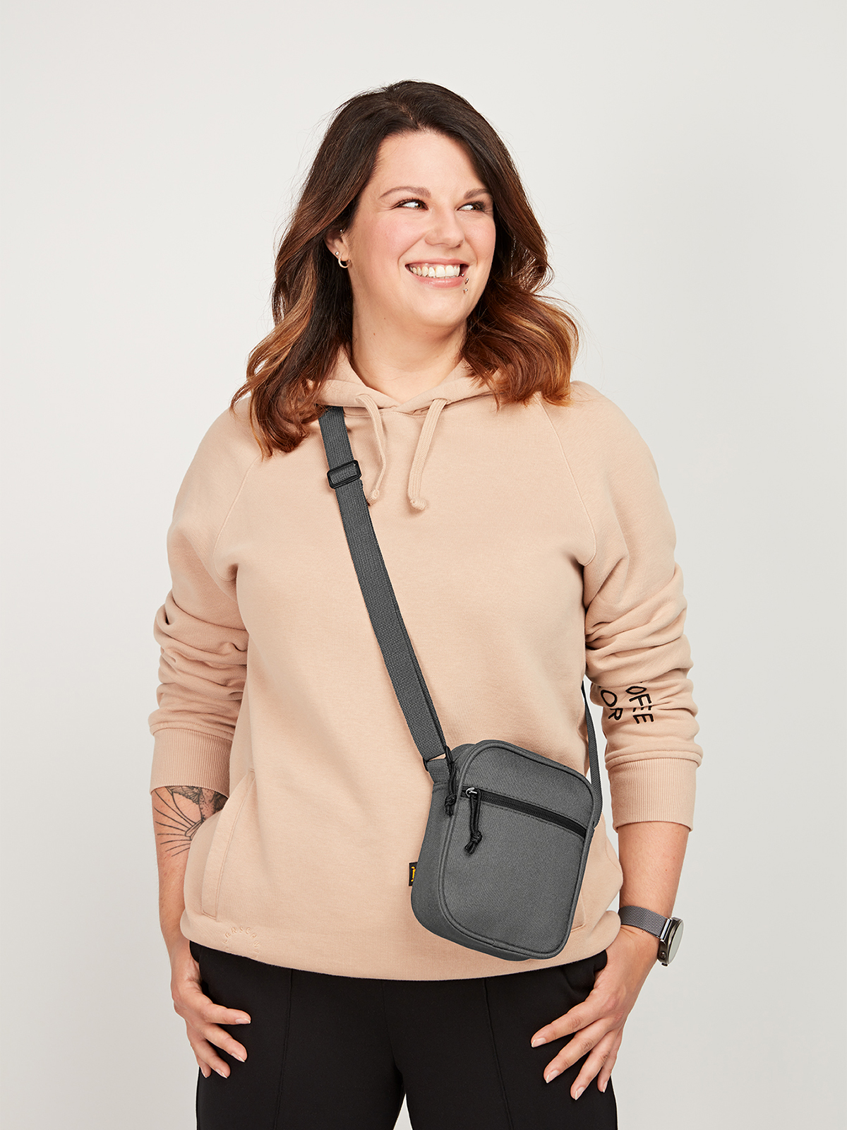 CrossBag FLOW anthrazit mit Model