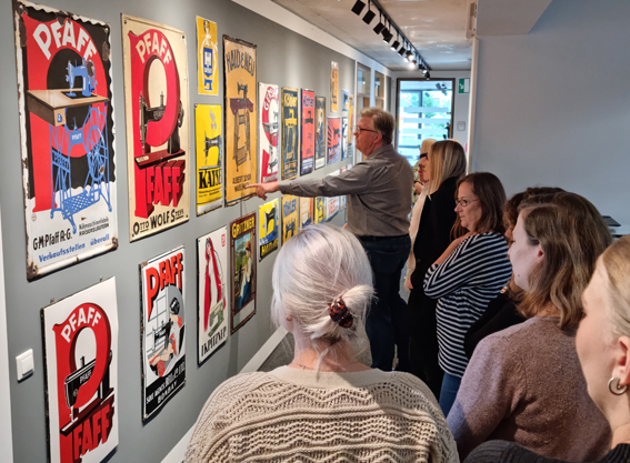 Geschäftsführer Armin Halfar gibt Mitarbeitenden einen Einblick in die HALFAR® Historie