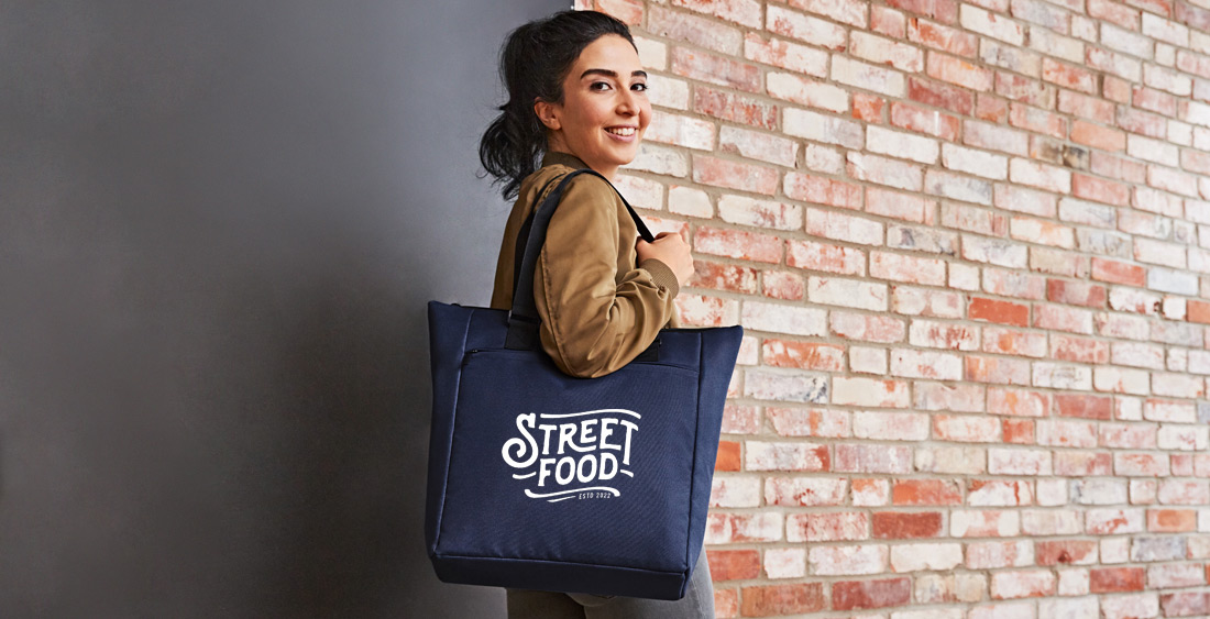 Groesserer DAILY Kuehlshopper aus schimmerndem Material als Werbetasche fuer unterwegs.