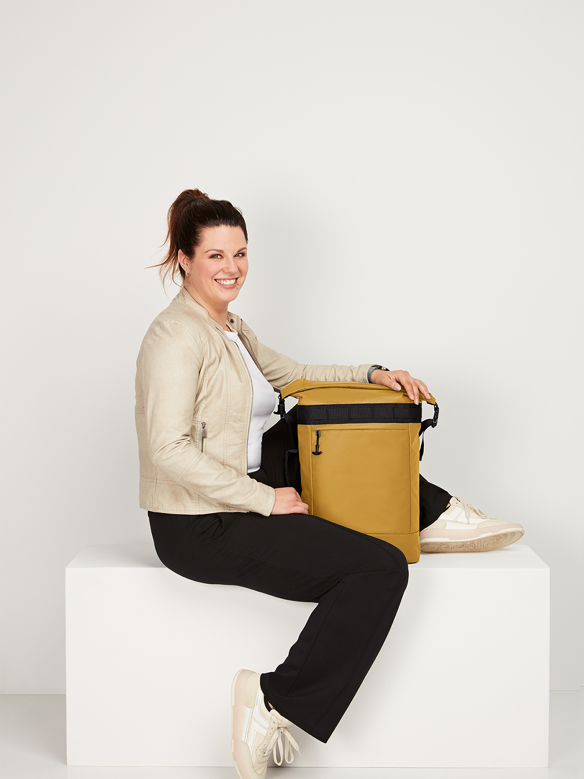 Notebook-Rucksack ACTIVE senfgelb mit Model