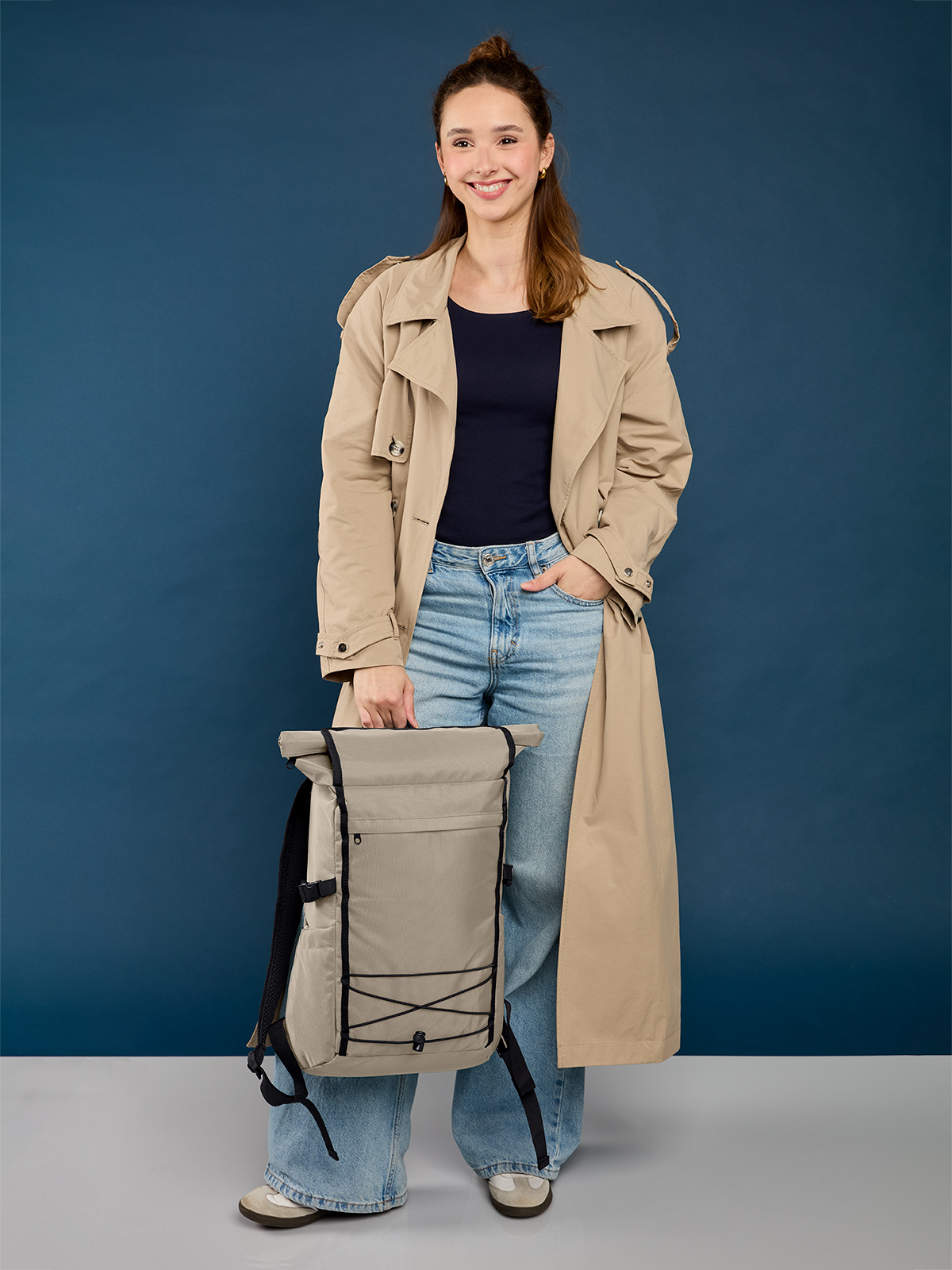 notebook backpack FLEX in beige, shown with model