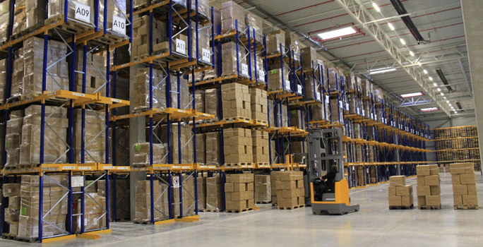 Halbautonomer Gabelstabler im modernen Hochregallager von HALFAR® 