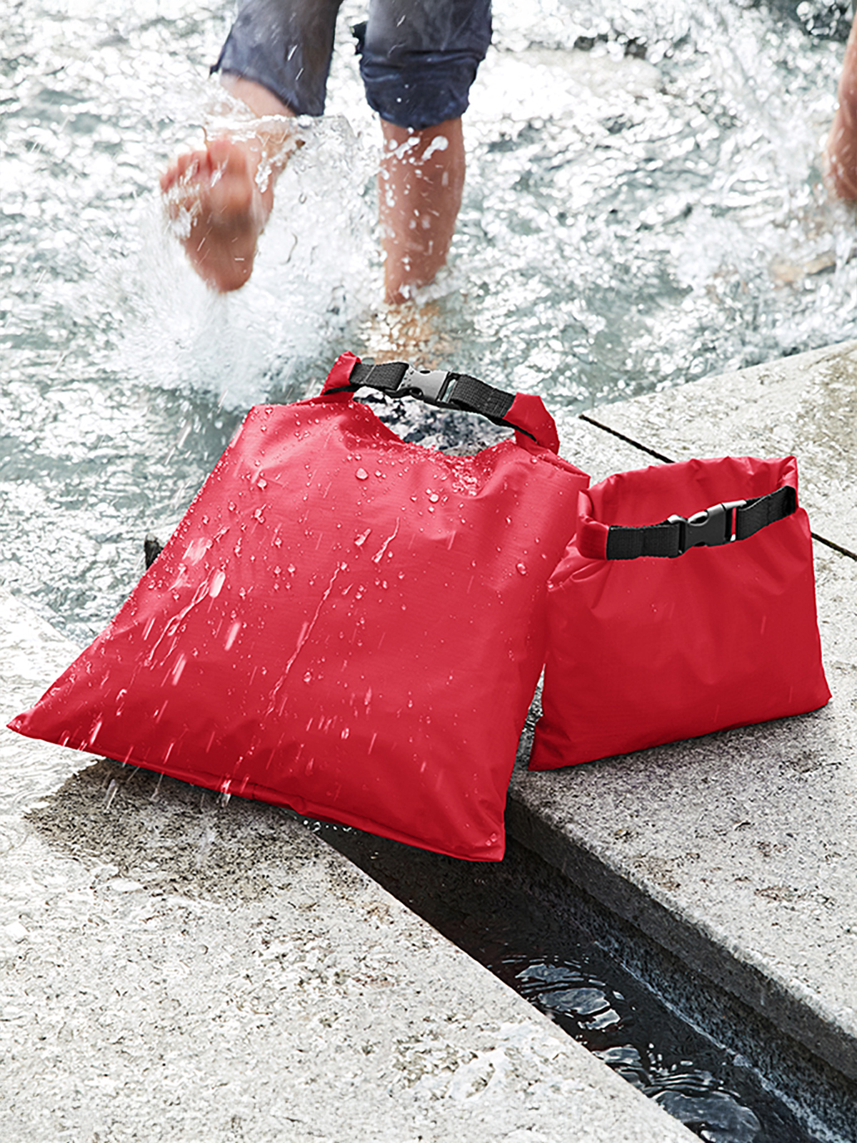 Drybag SAFE 6 L und 1.4 L rot geschlossen mit Wassertropfen