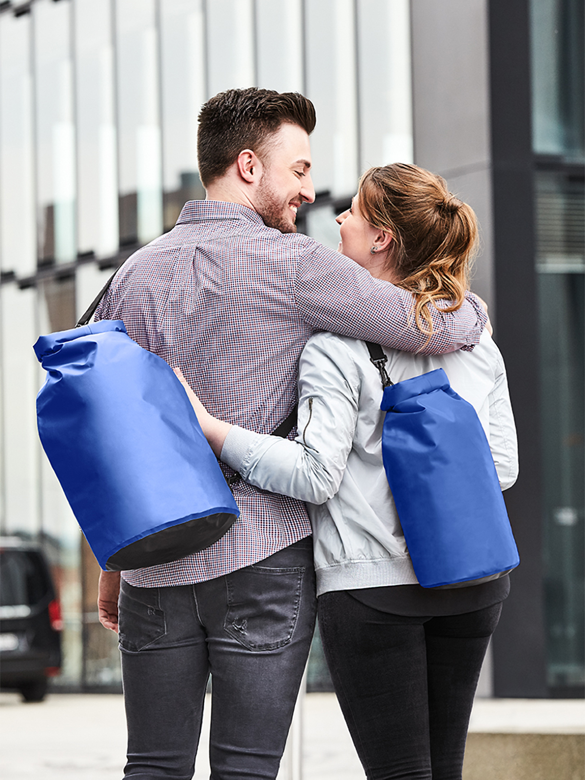 Drybag SPLASH and Drybag SPLASH 2 royal-blue worn on the back