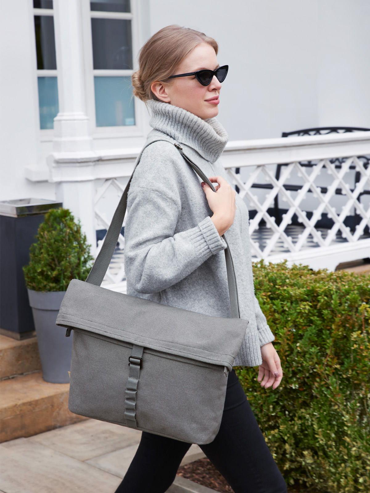 Umhaengetasche LOOM grau front uber schulter