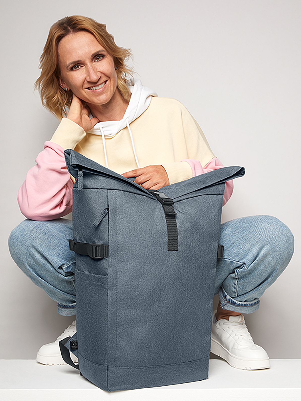 Notebook-Rucksack CIRCLE L blau-grau-meliert mit Model