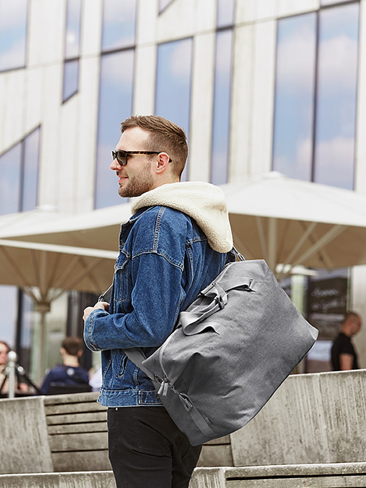 Sport-/Reisetasche LOOM grau mit Model