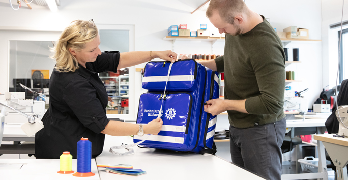 Mitarbeitende messen und prüfen eine Taschenentwicklung von Halfar