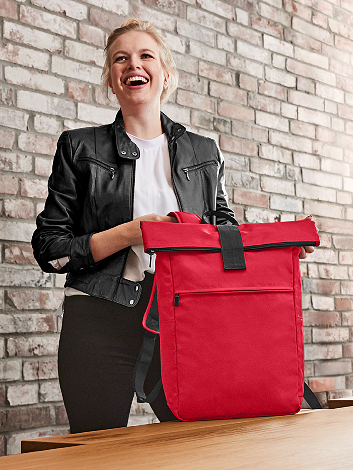 laptop backpack DAILY red featuring a model
