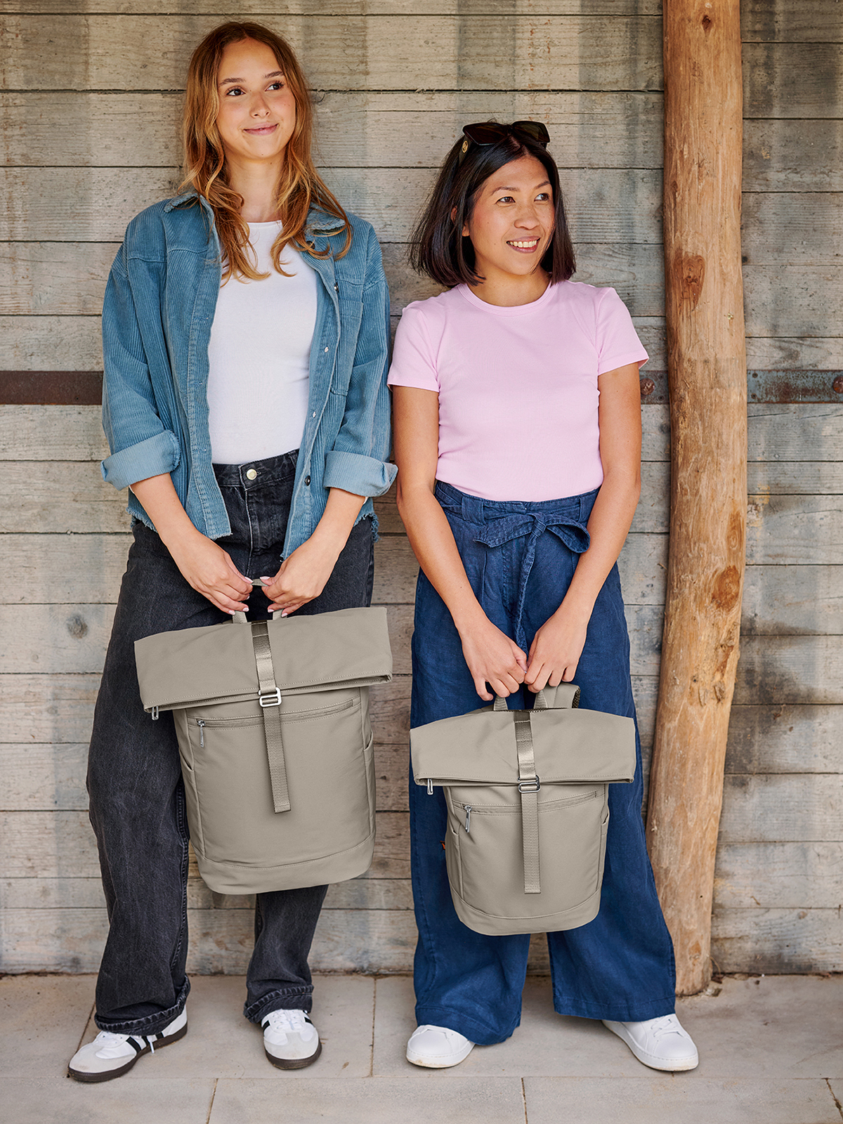 Laptop-Rucksack STAR und Rucksack STAR S beige von Models gehalten