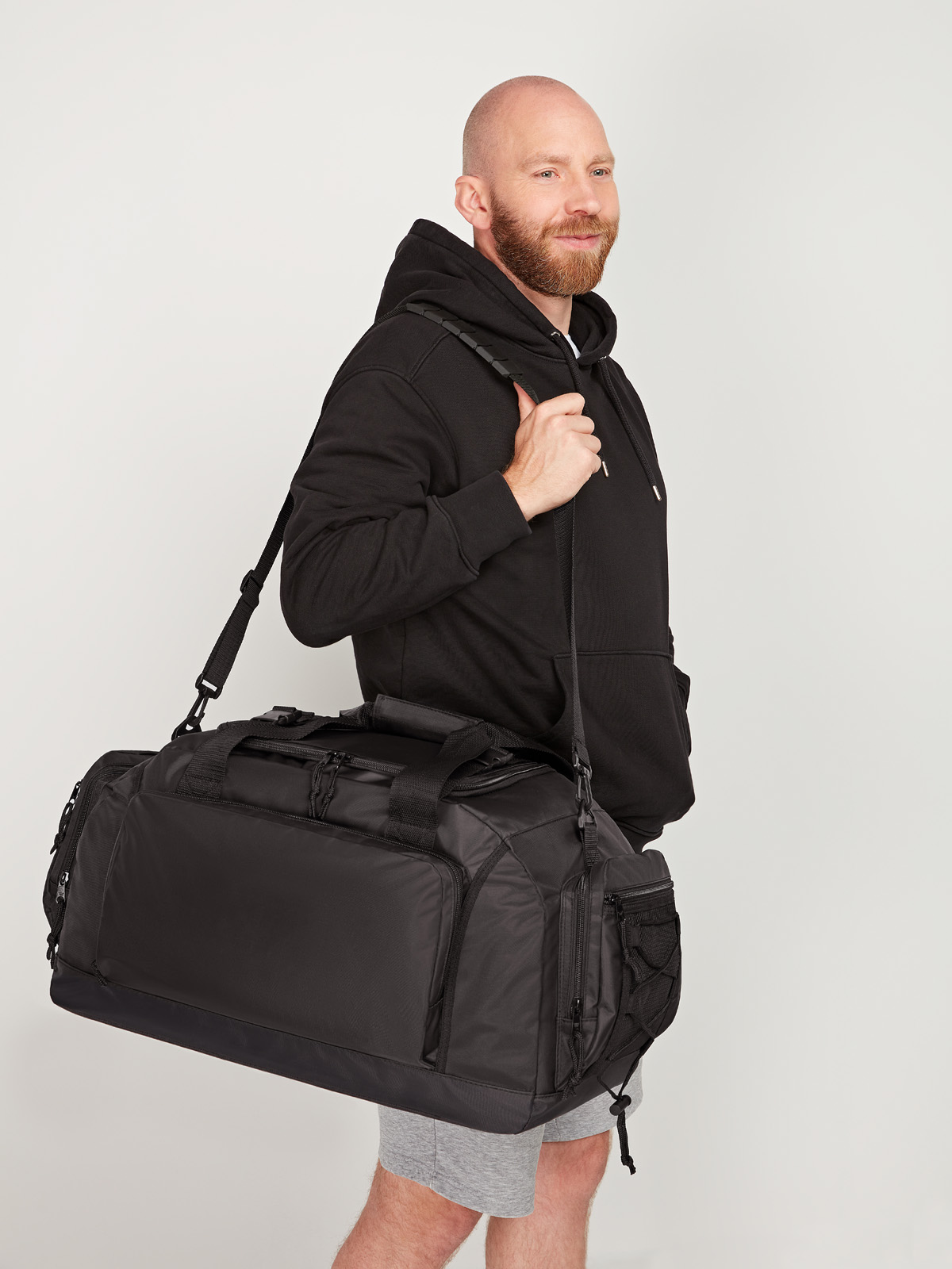 Sport-/Reisetasche SPORT schwarz getragen ueber der Schulter