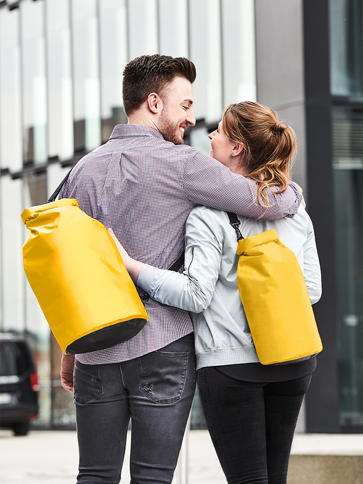 Drybag SPLASH and Drybag SPLASH 2 yellow worn on the back