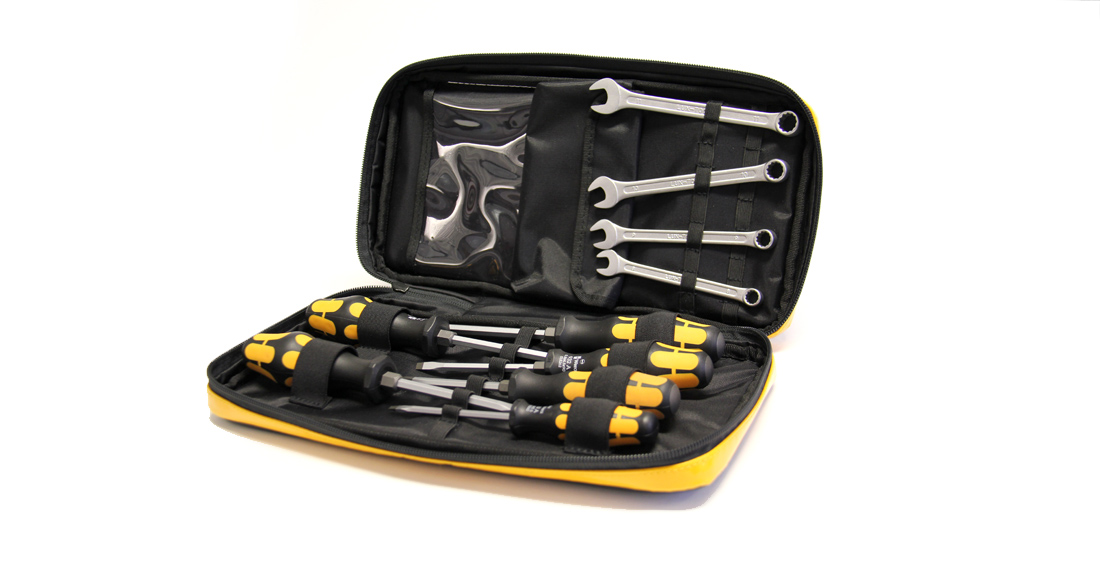 Werkzeugtasche in Form von einer Mappe gefüllt von Schraubenzieher etc.