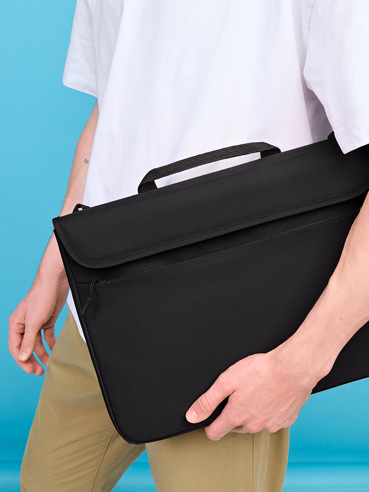 Laptop-Mappe SHIFT schwarz mit Model