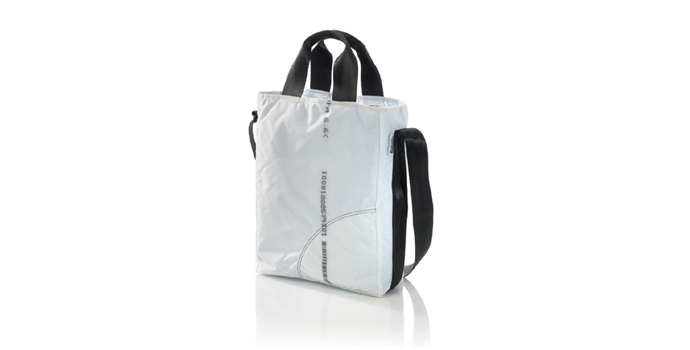 Schmale weisse Schultertasche aus Airbag-Material mit schwarzen Trageriemen.