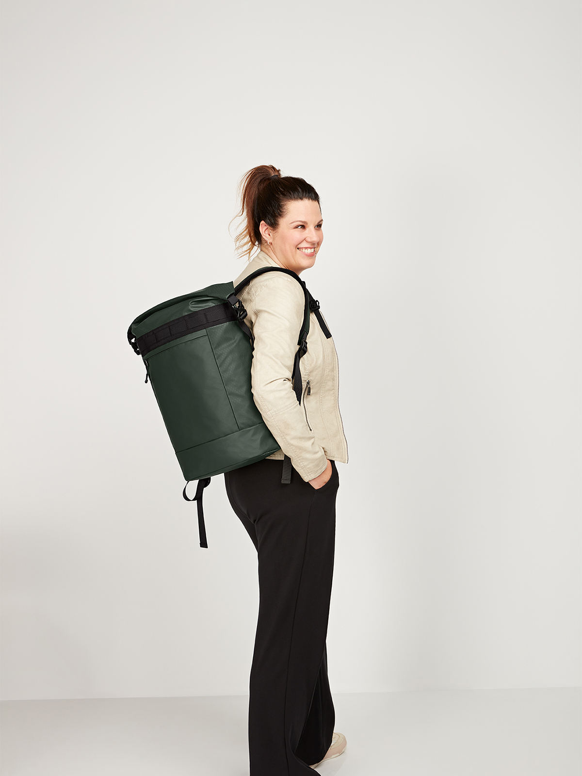 Notebook-Rucksack ACTIVE dunkelgruen mit Model