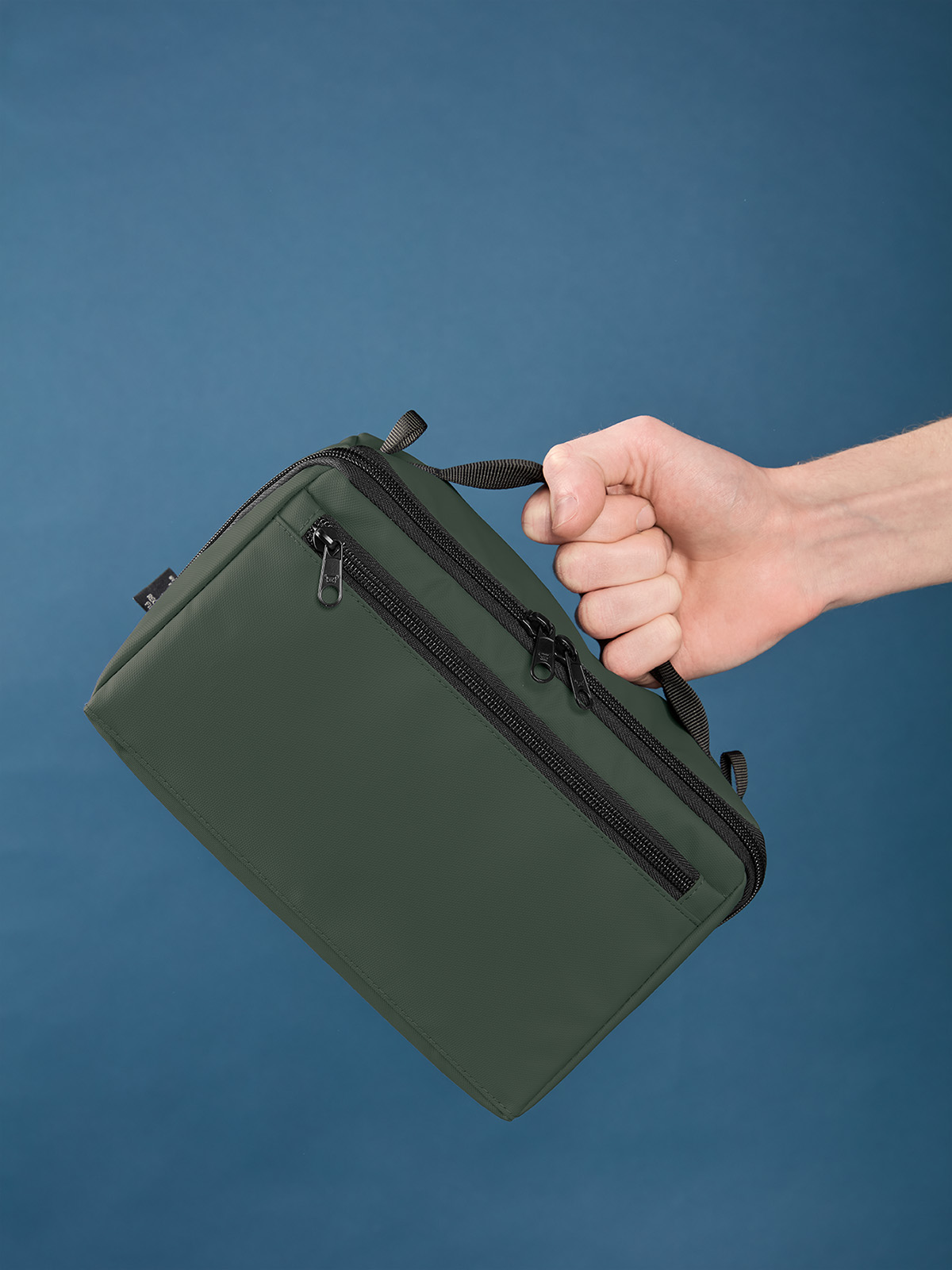 Reißverschluss-Tasche BOX dunkelgrün mit Model