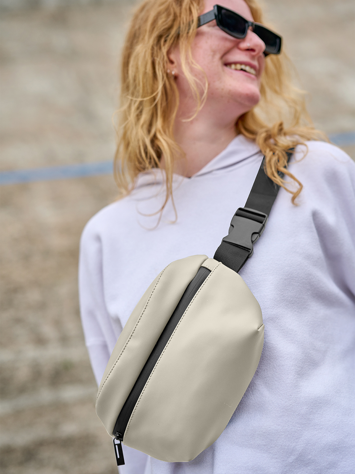 Guerteltasche PURE beige mit Model