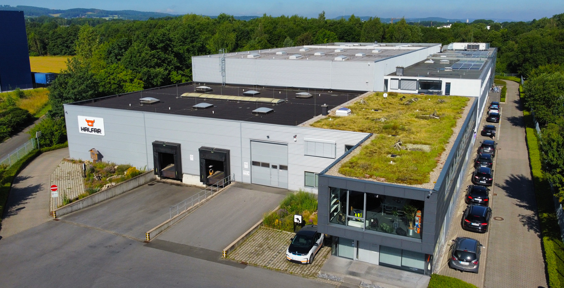 Halfar Firmengebäude mit zertifizierten Grünflächen, Solaranlagen und E-Ladestation