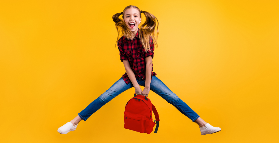 Kinderrucksäcke bedrucken präsentiert von einem Kind mit dem RUCKSACK KIDS