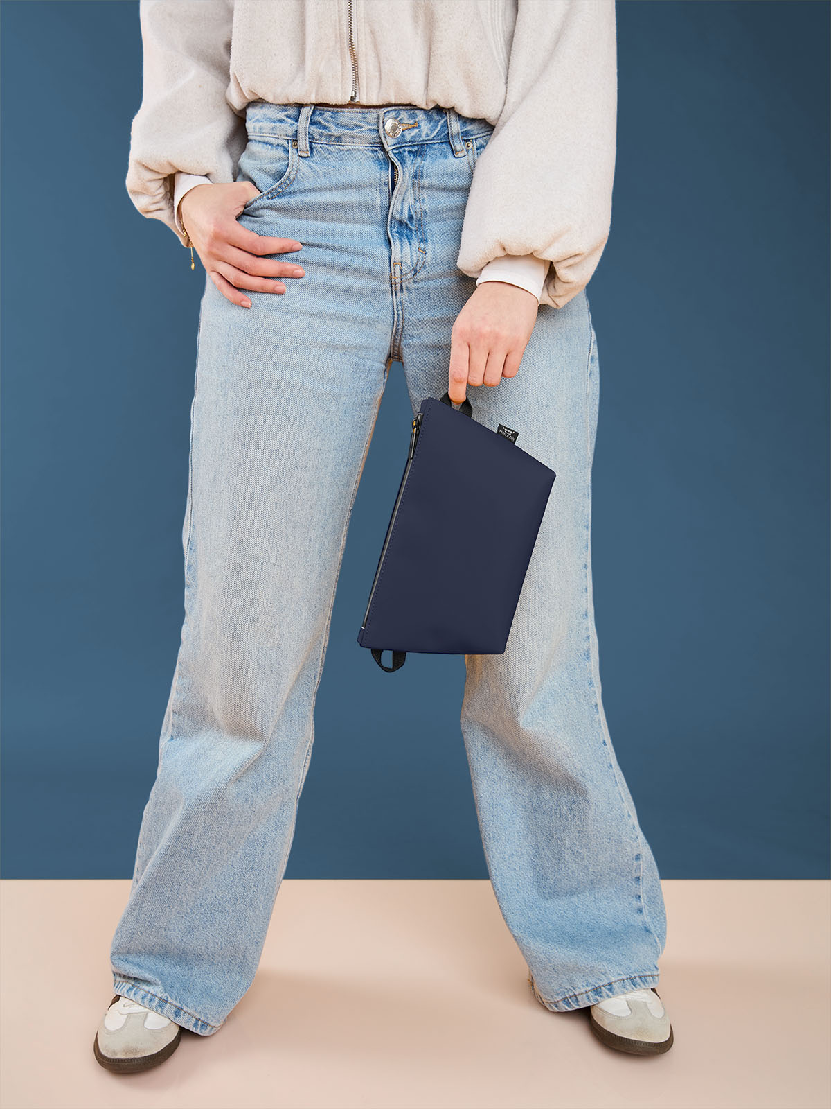 Reißverschluss-Tasche PURE schwarz mit Model