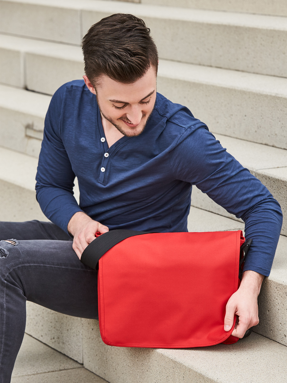 shoulder bag KURIER red featuring a model