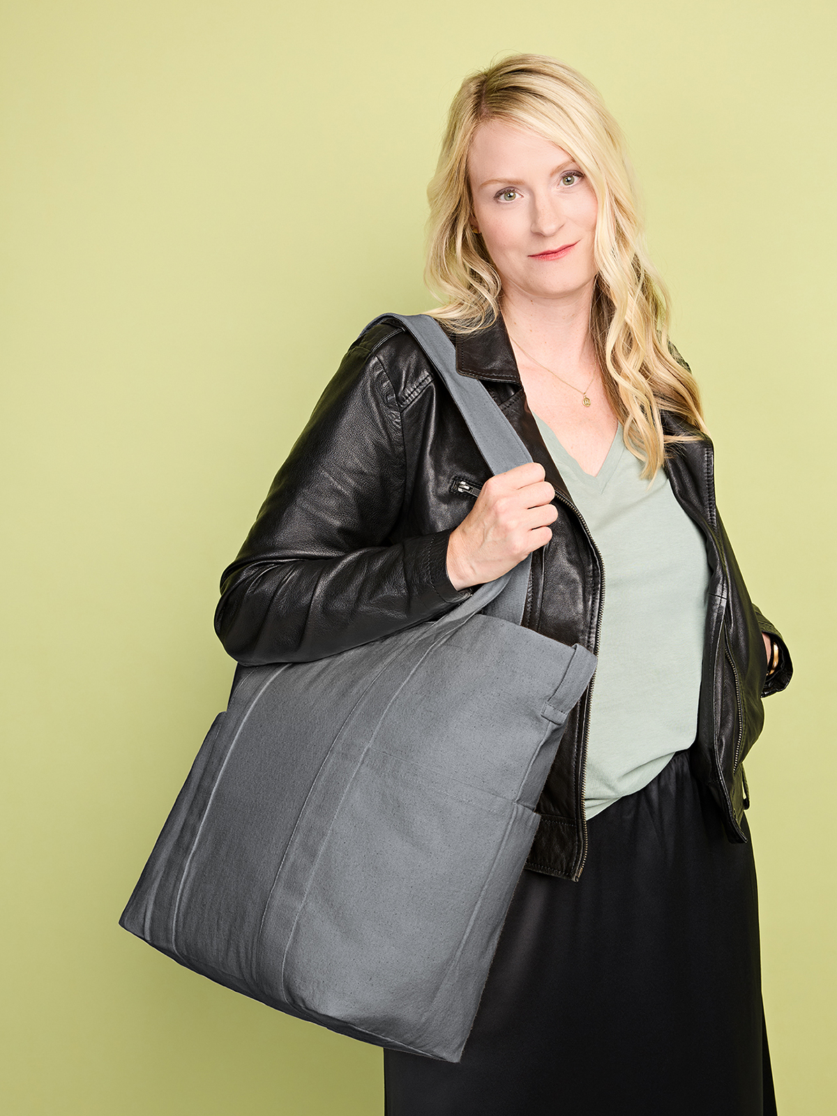 wellness shopper bag ORGANIC medium-grey featuring a model