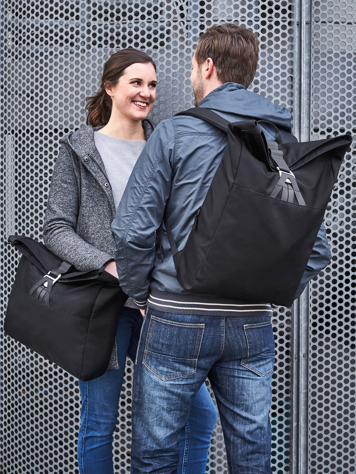 Notebook Tasche LOFT am Arm und Notebook Rucksack LOFT auf dem Ruecken schwarz