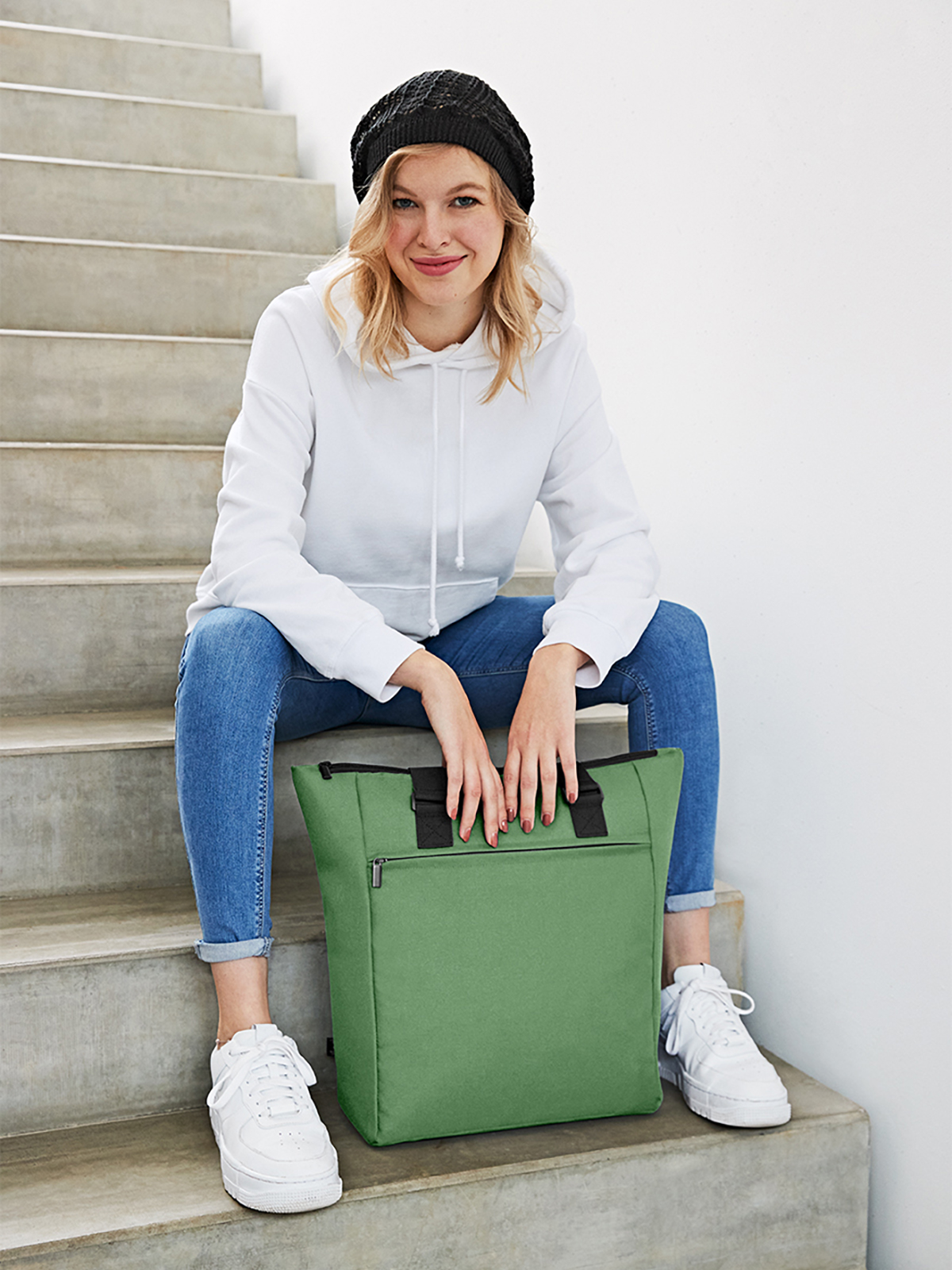 Kuehlshopper DAILY gruen mit Model