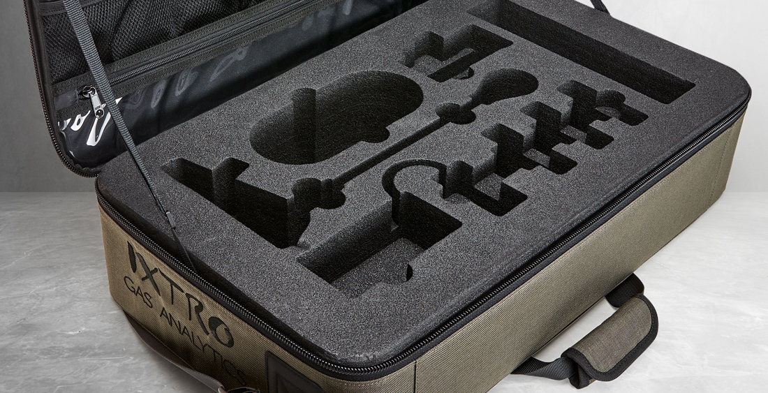 Aufgeklappte Schutztasche mit Platz zum Verpacken von Inhalten