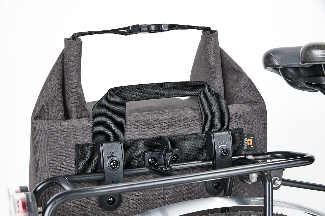 Graue CYCLE Fahrradtasche mit Klickfix-Halterung am Gepaecktraeger.