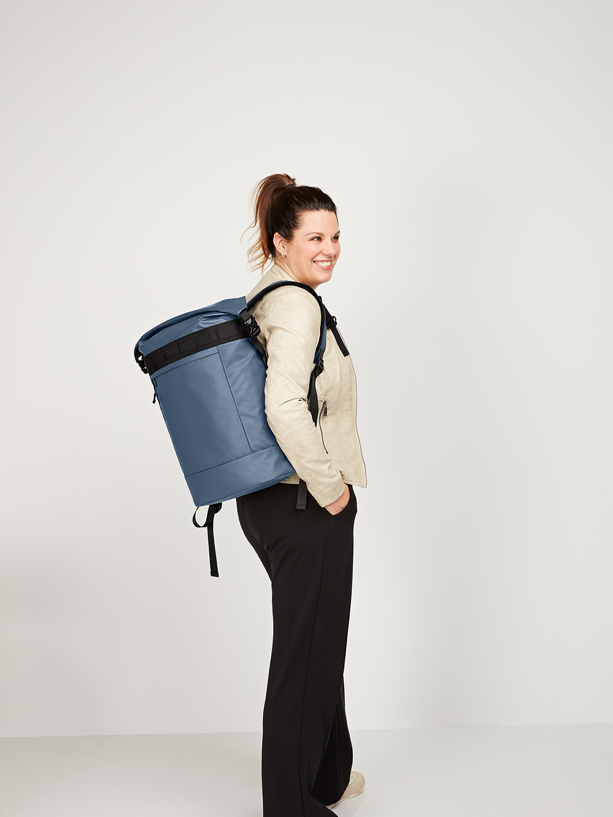 Notebook-Rucksack ACTIVE taubenblau mit Model