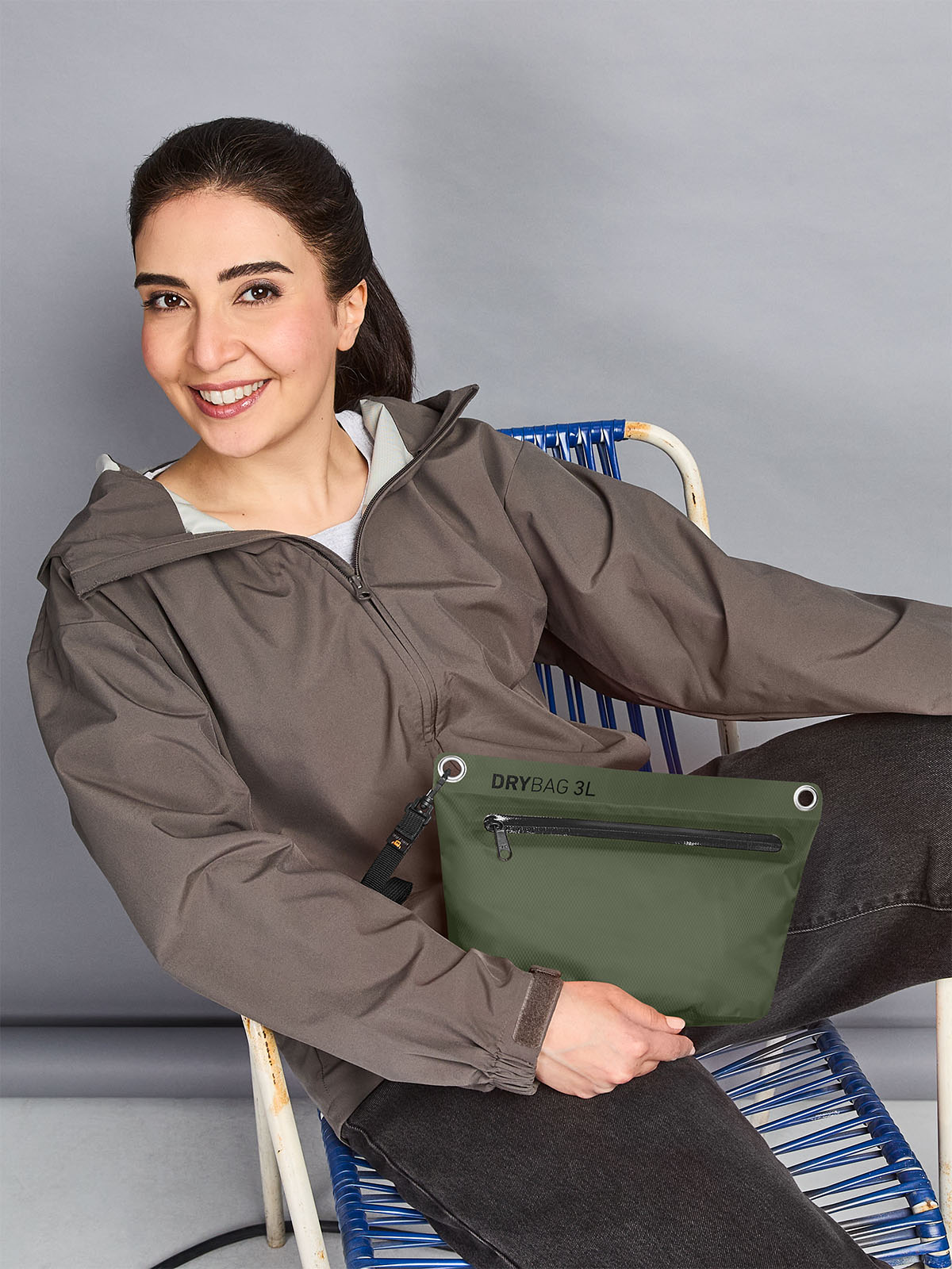 Reissverschluss-Tasche DRYBAG oliv mit Model