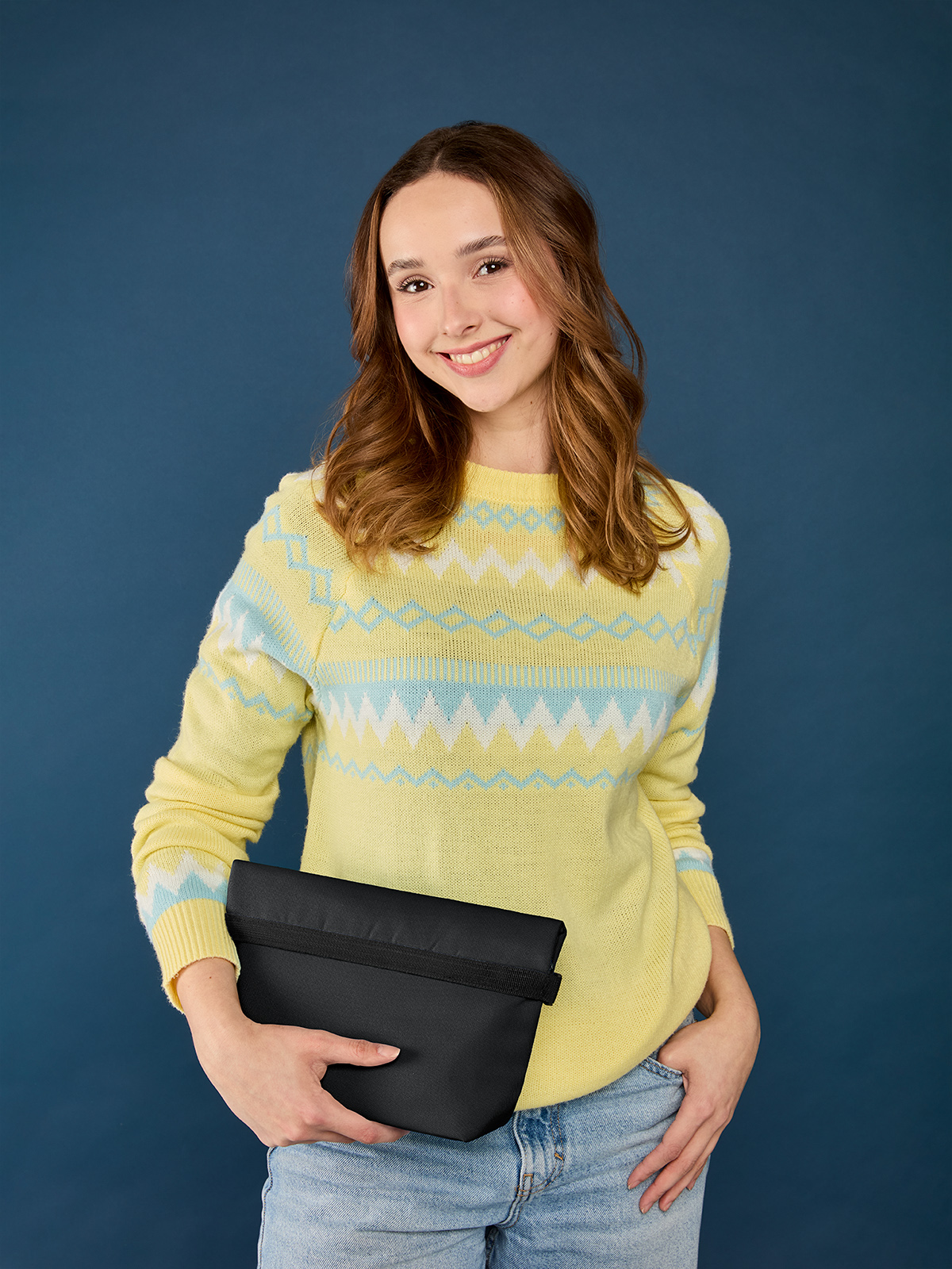thermo bag FLOW in black, shown with model