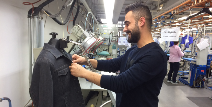 Khalil profitiert von der Ausbildungskooperation mit Halfar und Gerry Weber