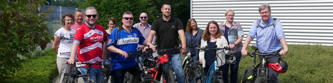 Gruppe von HALFAR® Mitarbeitenden bei gemeinsamer Radtour