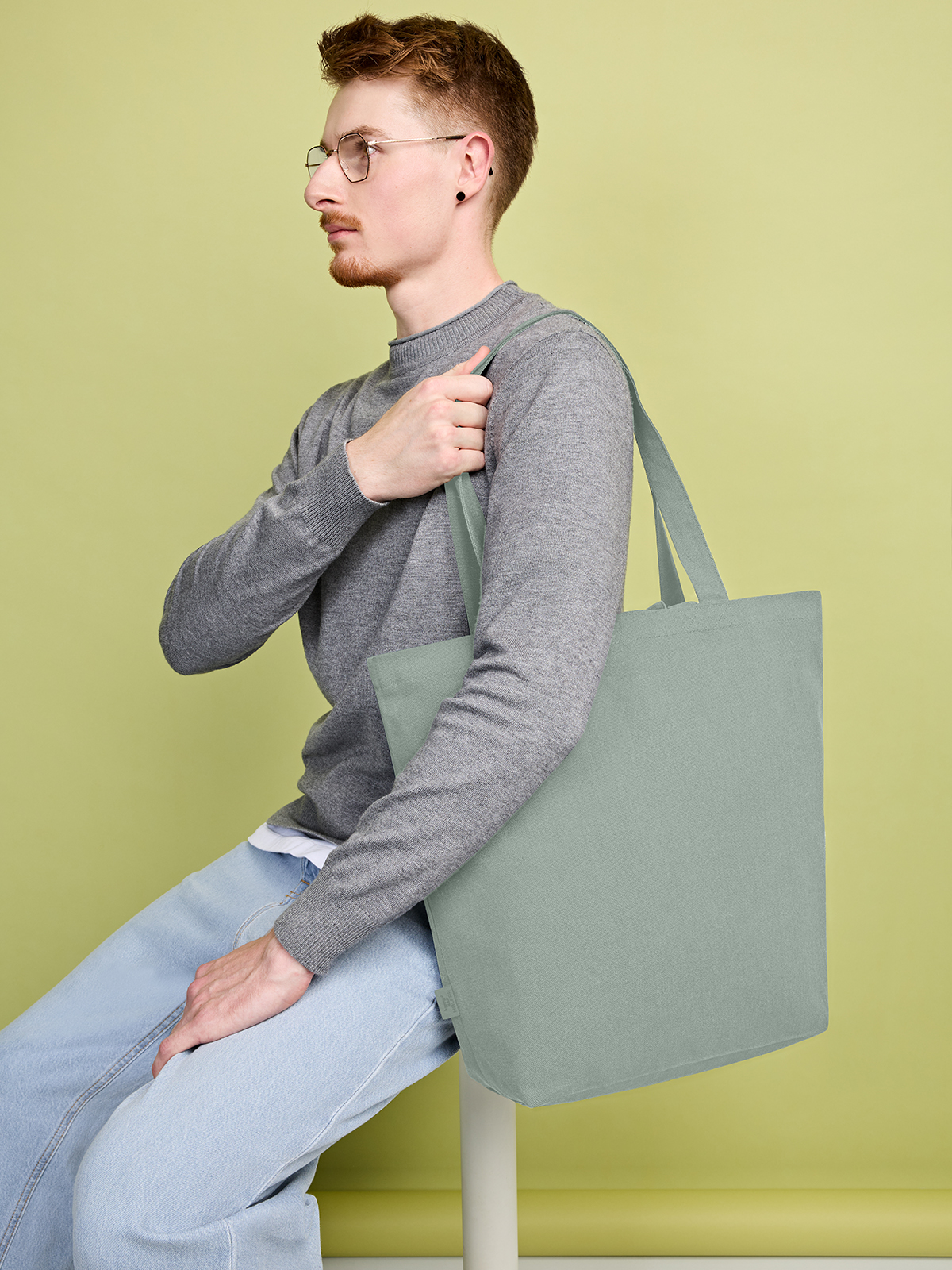 casual shopper ORGANIC green-grey featuring a model