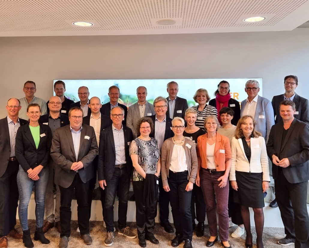 Group photo of participants at the ÖKOPROFIT recertification event at Halfar