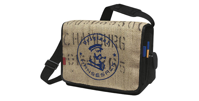 Blaue HanseBag aus Kaffeesaecken mit breitem Ueberschlag und Schultergurt.