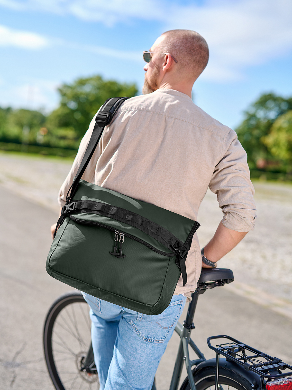 Notebook-Tasche ACTIVE dunkelgruen mit Model