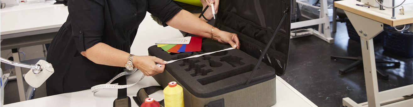 Mitarbeitende misst Einsatz einer Transporttasche aus