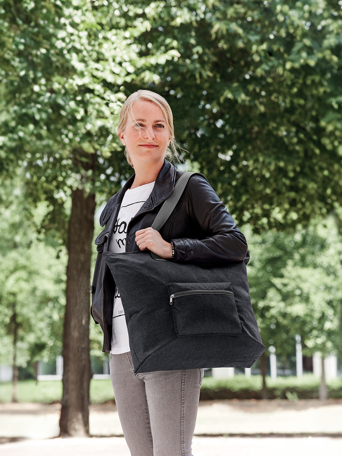 shopper SKY black featuring a model