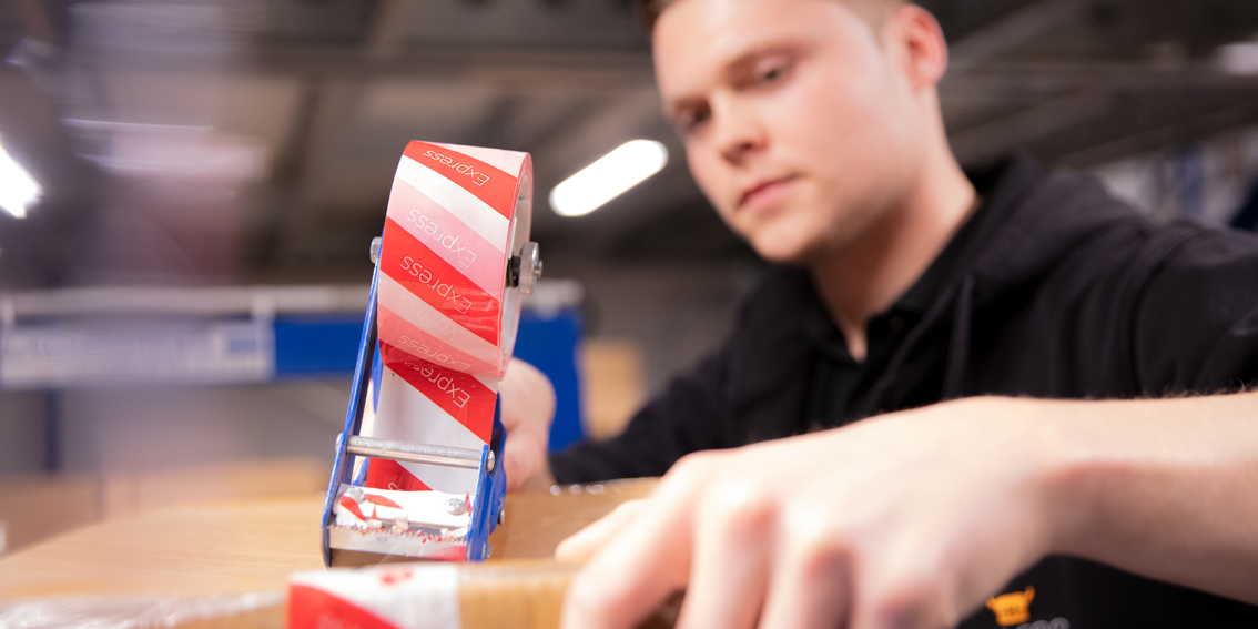 Karrieremotiv fuer die Ausbildung zur Fachkraft fuer Lagerlogistik bei Halfar in Bielefeld.