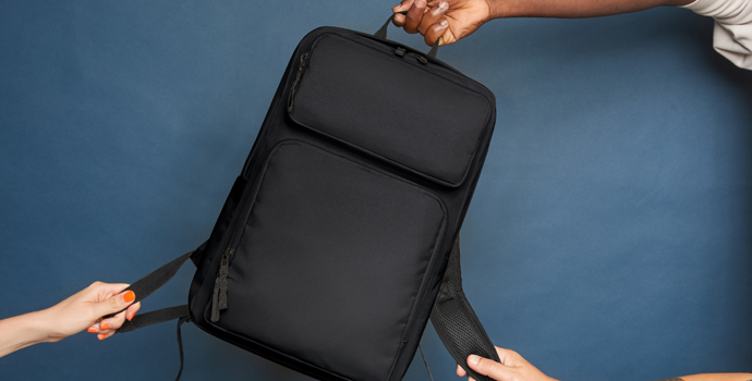 Notebook-Rucksack FELLOW in Schwarz mit sichtbaren Gurten und gepolsterten Frontfächern