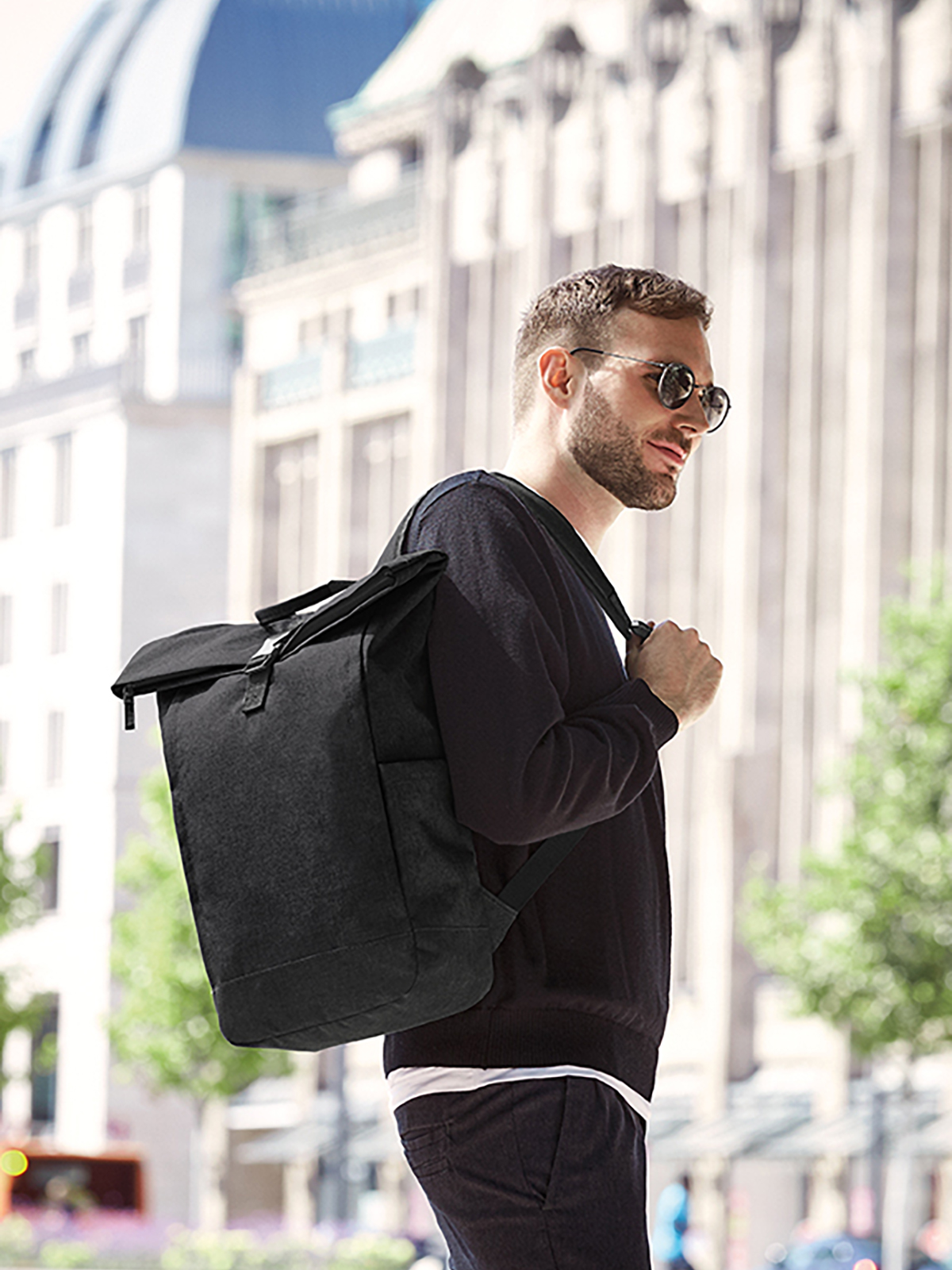 laptop backpack CIRCLE black-sprinkle featuring a model