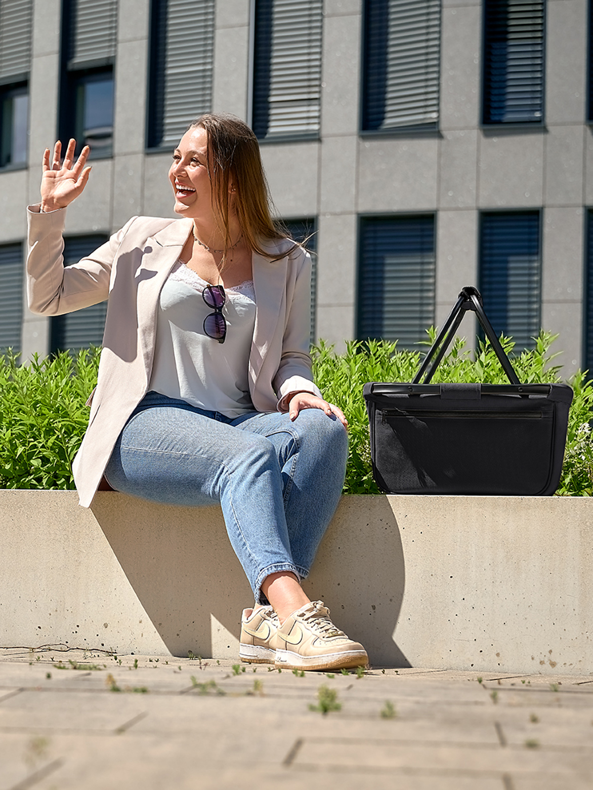 shopper BLACKBASKET black featuring a model